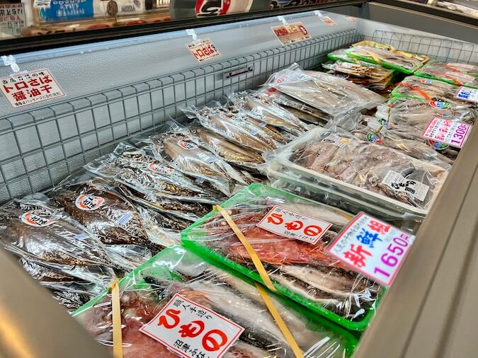 ひものケース ひものすてーきや人気のトロさば各種干物が列ぶ