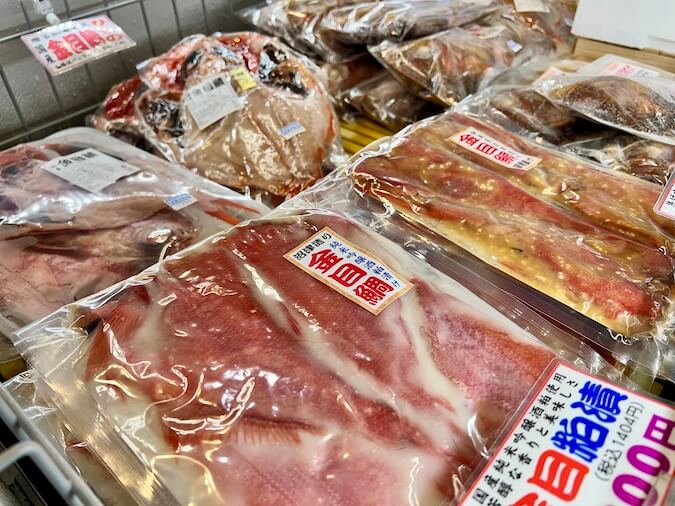 干物や煮付け漬け魚ケース 金目鯛の干物や煮付けなどが列ぶ