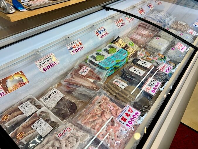 桜えび・しらす・黒はんぺん・駿河湾深海魚本エビなど ひもの以外に静岡名物も列ぶ