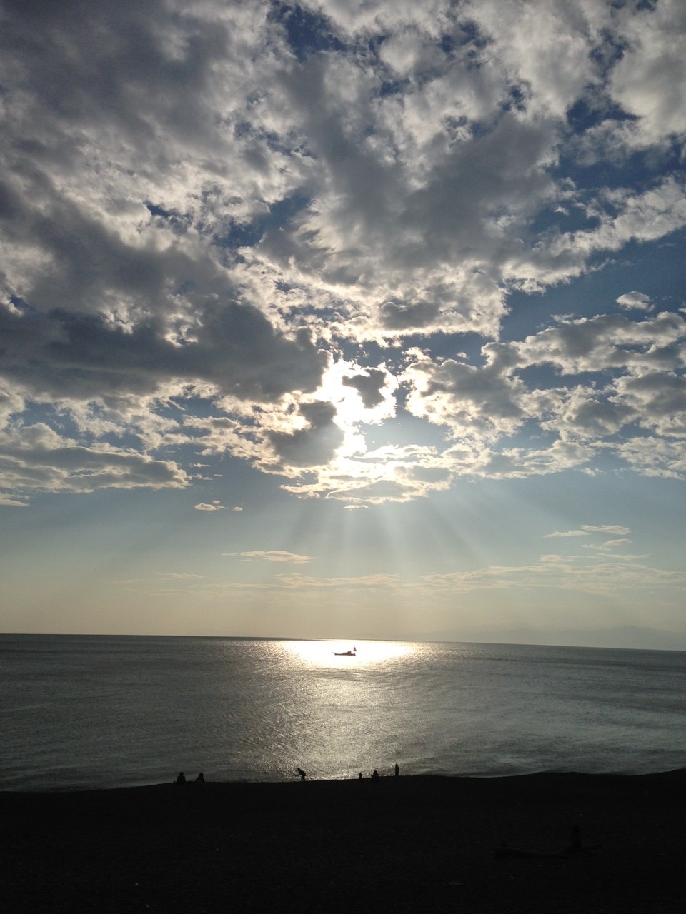 沼津観光、　千本浜海岸の夕暮れに撮影された奇跡の画像